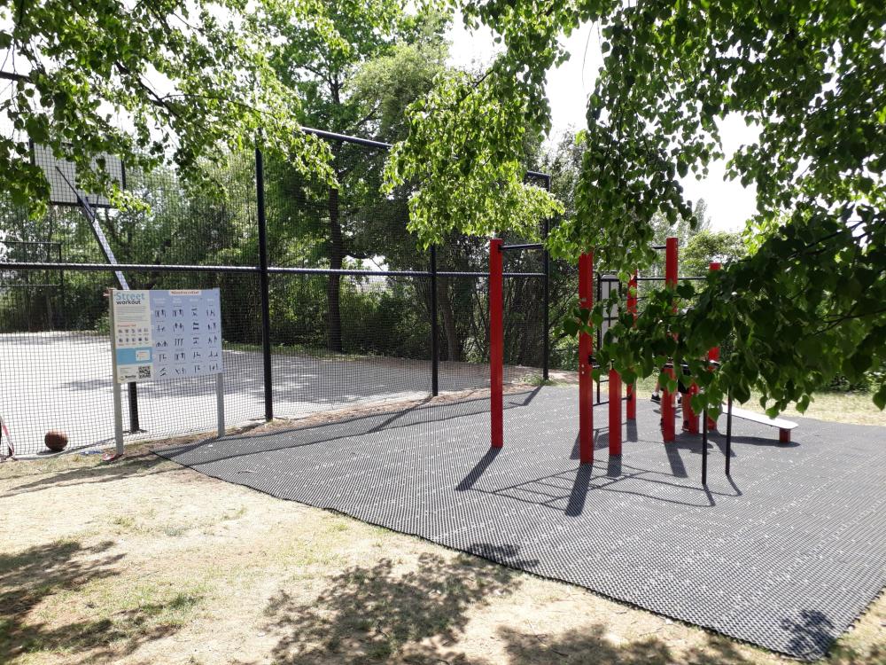 park na vrchu Vítkově, nový work-out u hřiště na basketbal, 2018