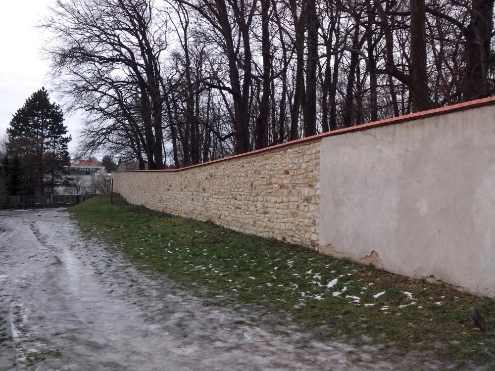 opravená ohradní zeď v úseku Jinočanská brána - Ruzyňská brána