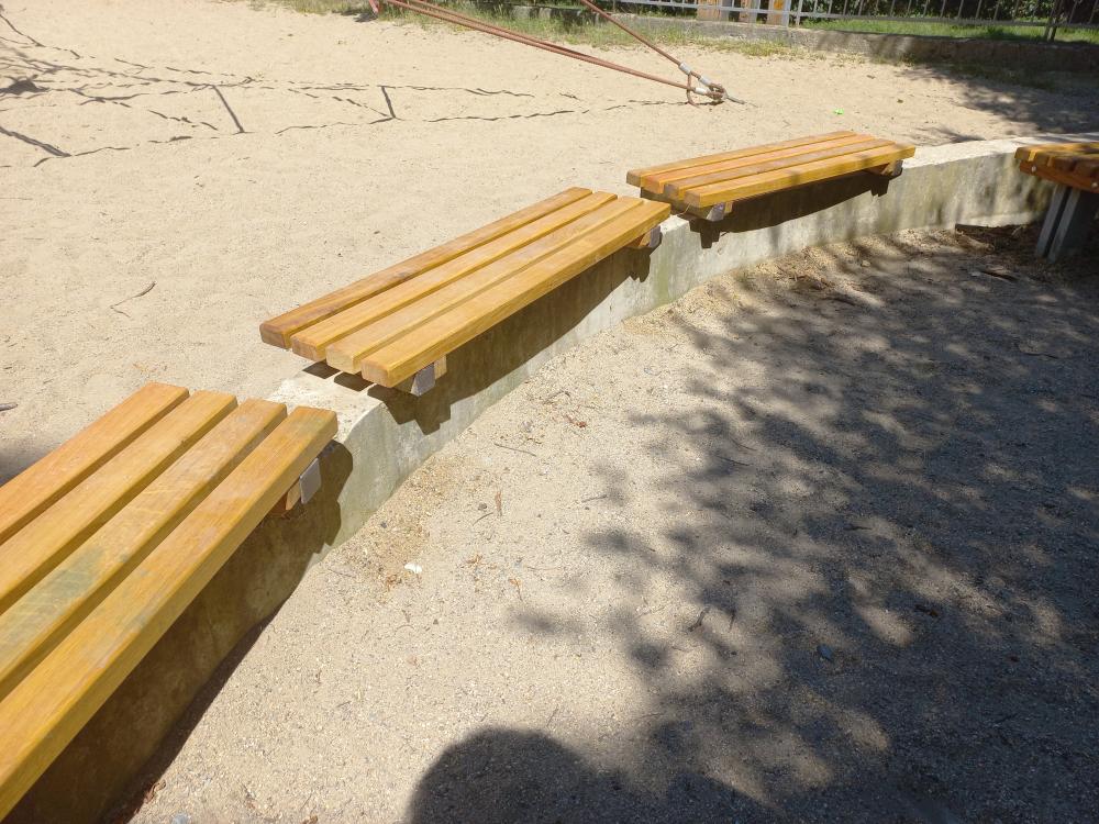 Stromovka, postupná obnova mobiliáře - lavičky, na zídce DH Kaštánek