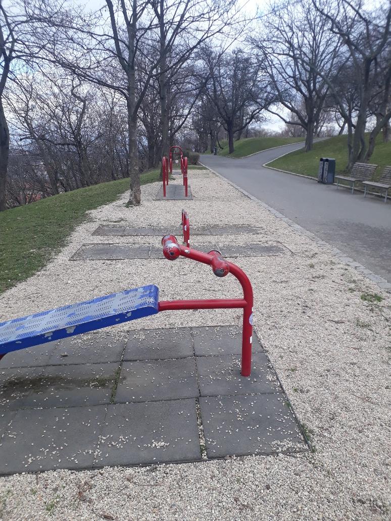 fitness sestava u tunýlku před parkovištěm u památníku Vítkov
