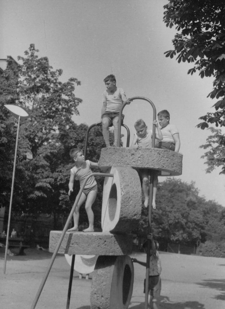 2514902_Dětské hřište Kaštánek se sochařskými autorskými objekty v roce 1961
