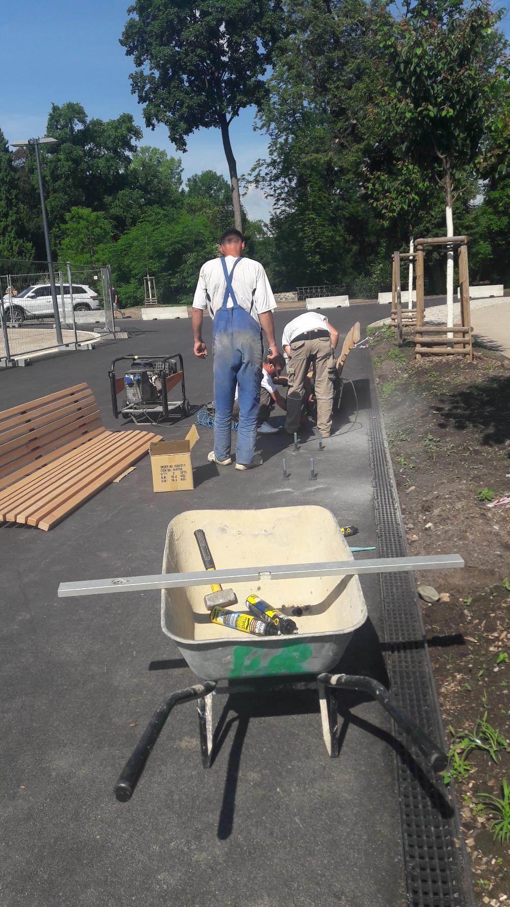 3137888_Rek.parteru před Šlecht. rest., Instalace laviček (15.6.2020)