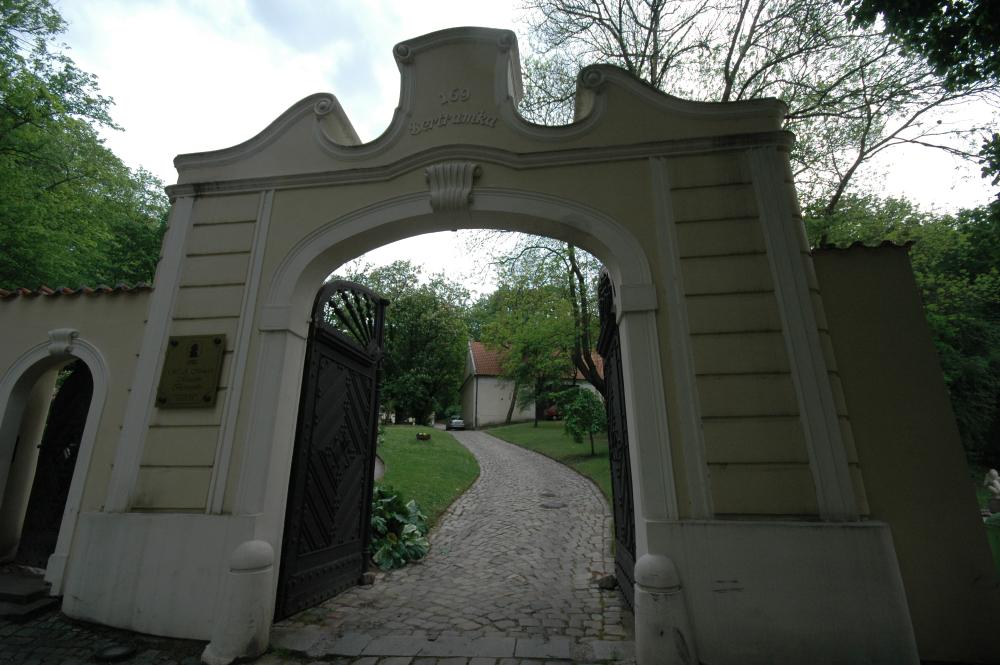 Hlavní brána usedlosti Bertramka