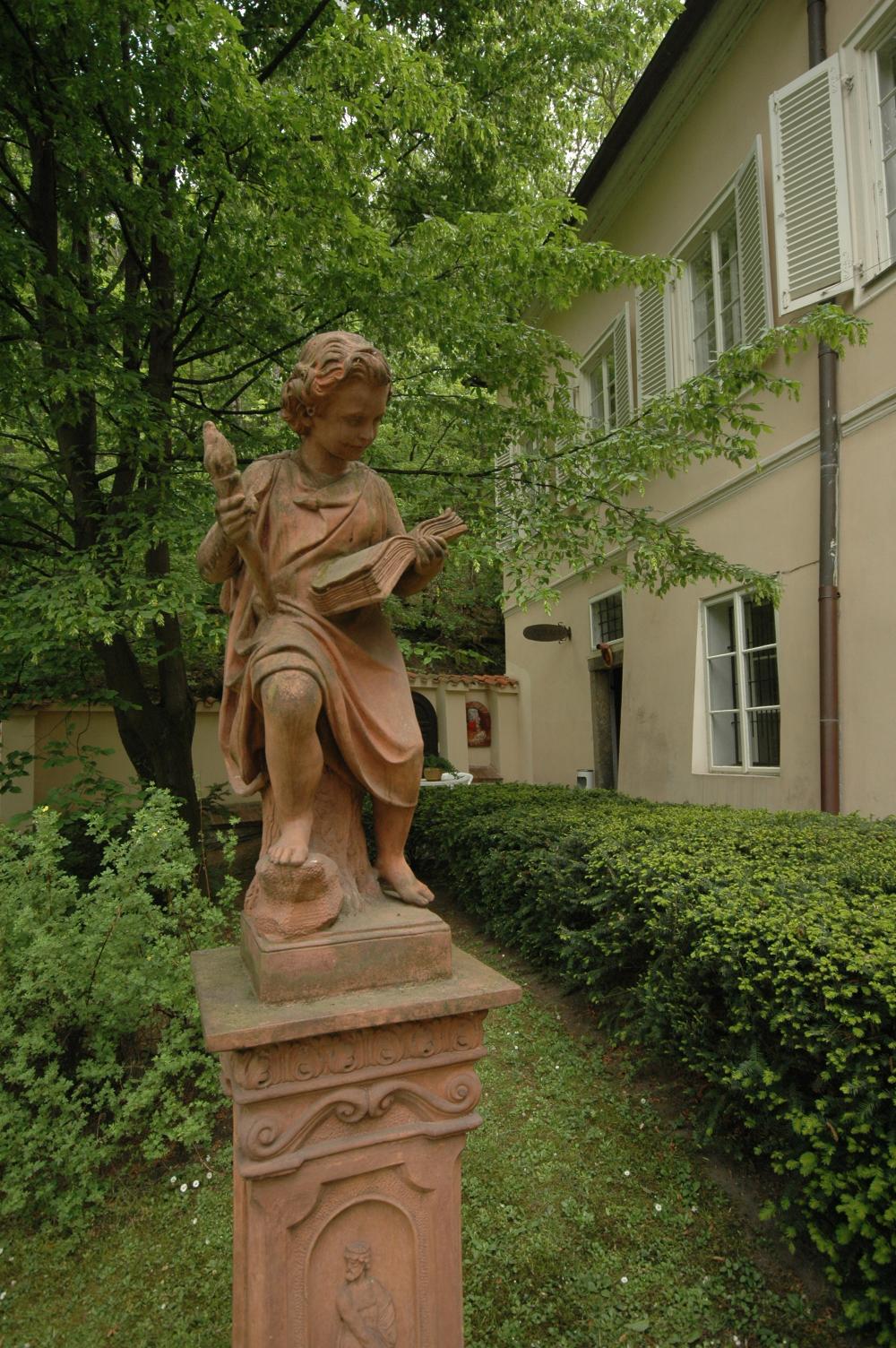 Jedna ze soch v okolí Bertramky