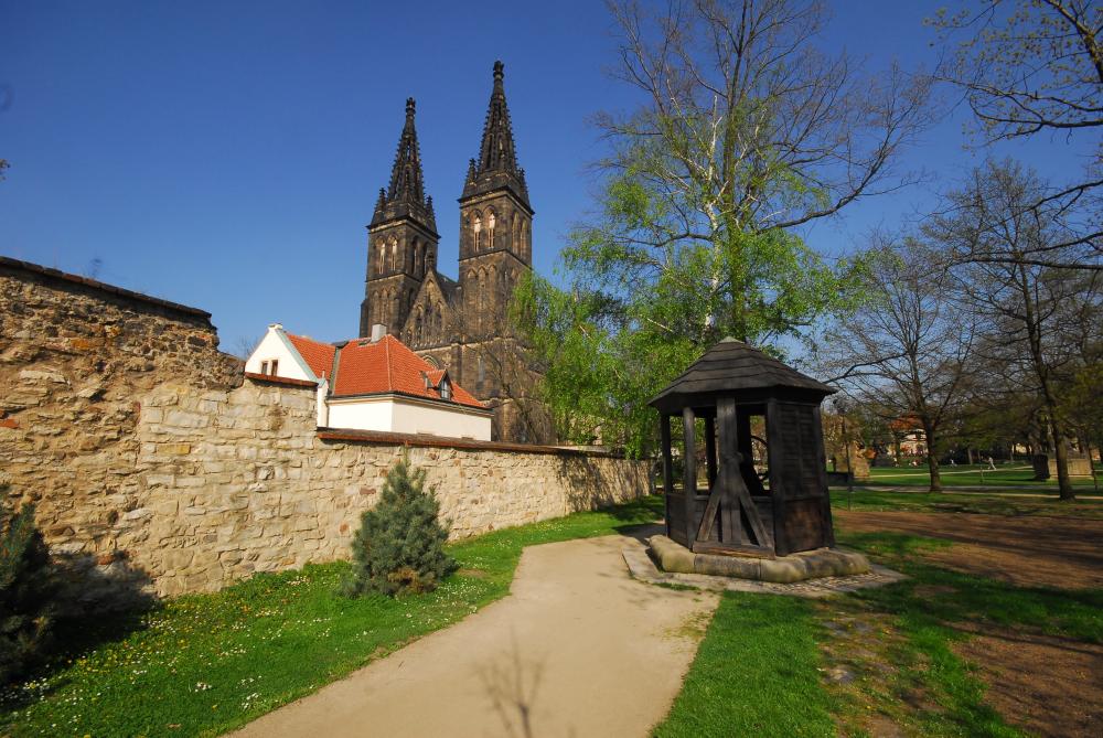 Středověká studna v pozadí s kostelem sv. Petra a Pavla