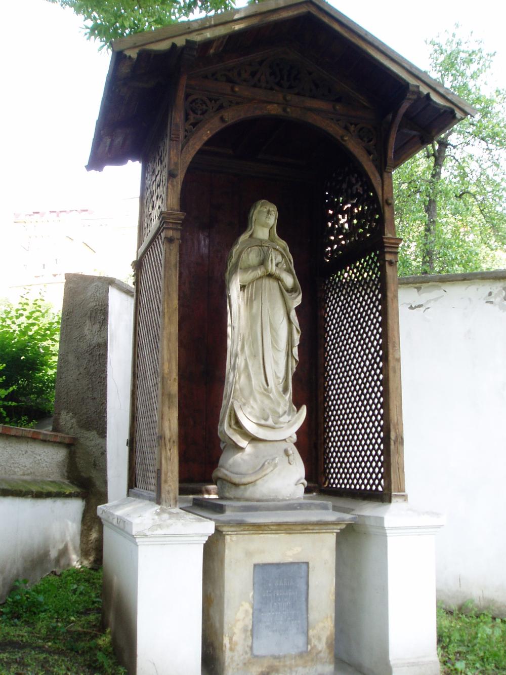 Socha Panny Marie v zahradě boromejek