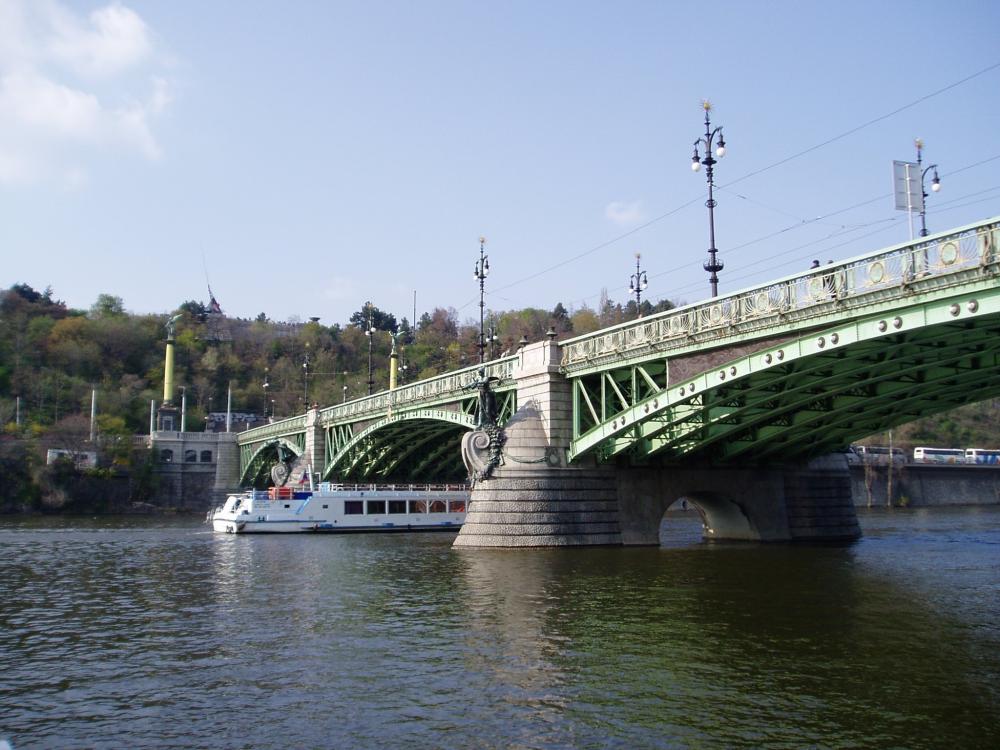 Pohled na Čechův most a letenský metronom