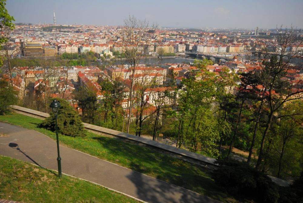 Pohled na Kinského zahradu z Petřína