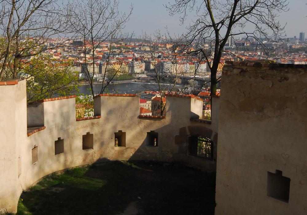 Pohled z hradeb nad Kinského zahradou