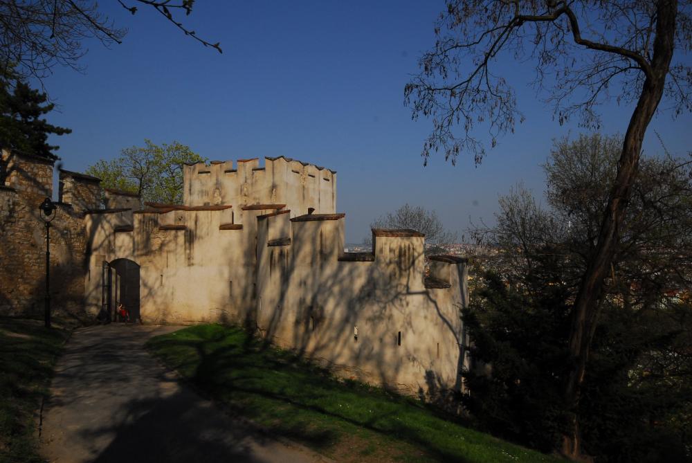 Vstup do zahrady Kinských od Štefánikovy hvězdárny