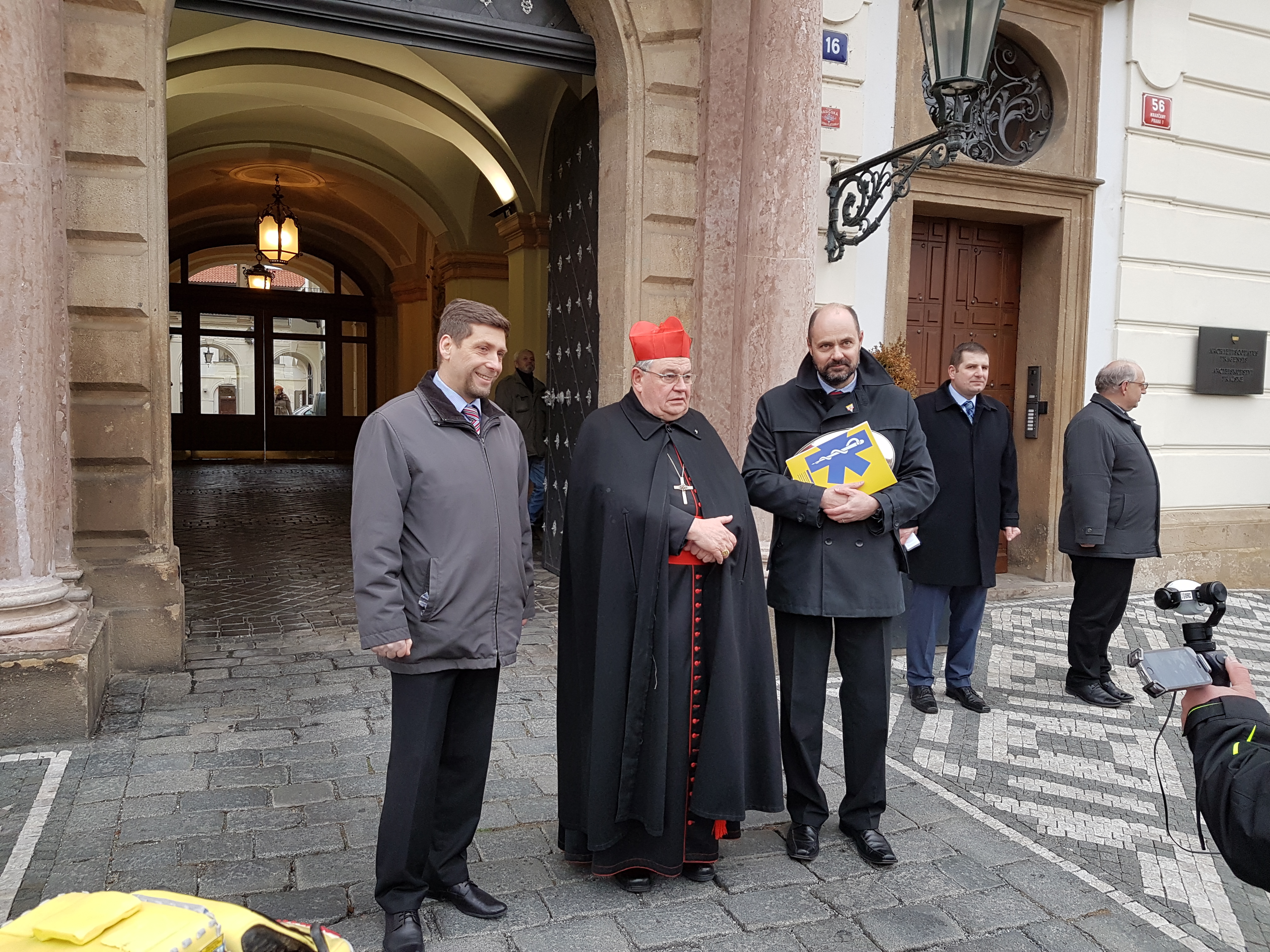 Žehnání sanitkám na Hradčanském náměstí