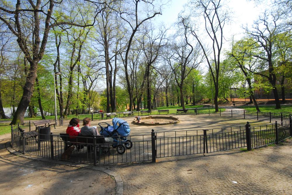 Staré dětské hřiště v centru parku Klamovka