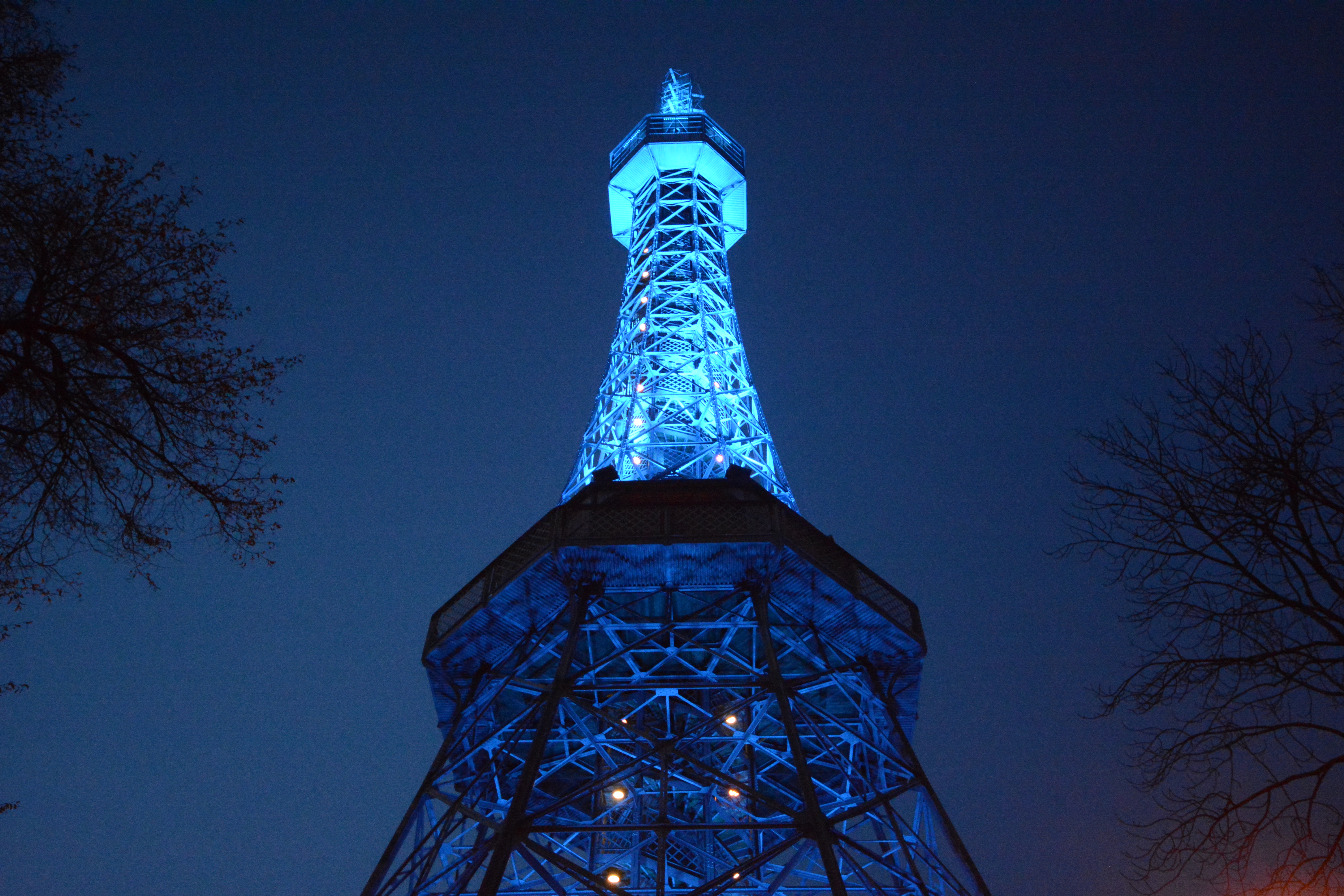Petřínská rozhledna nasvícená modře