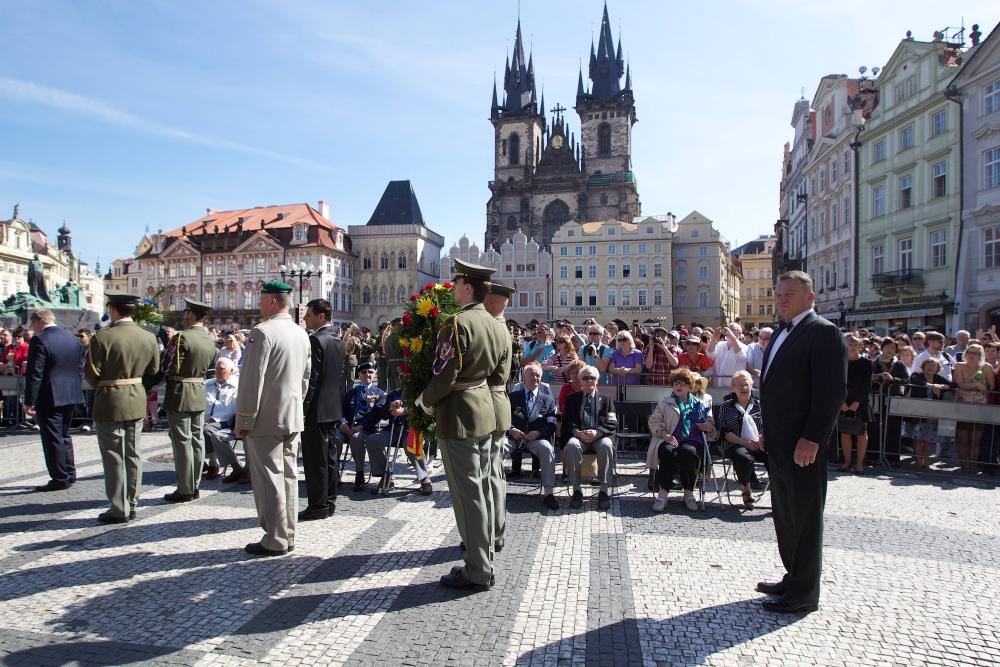 Ucteni_pamatky_pred_Staromestskou_radnici_05