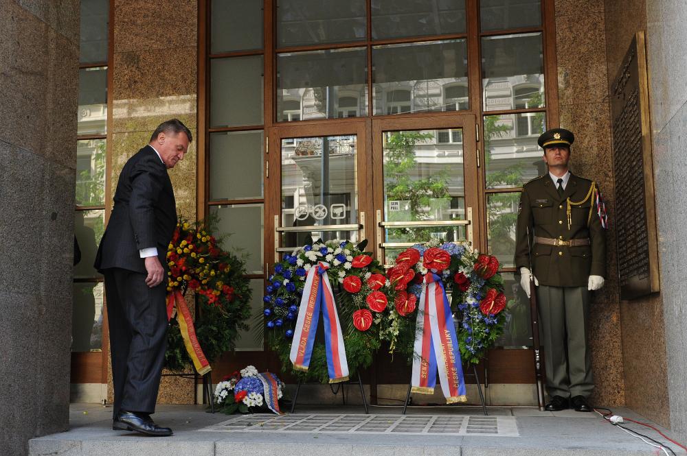 932522_2011-08-21 - Praha si připomněla oběti srpnové okupace u budovy rozhlasu