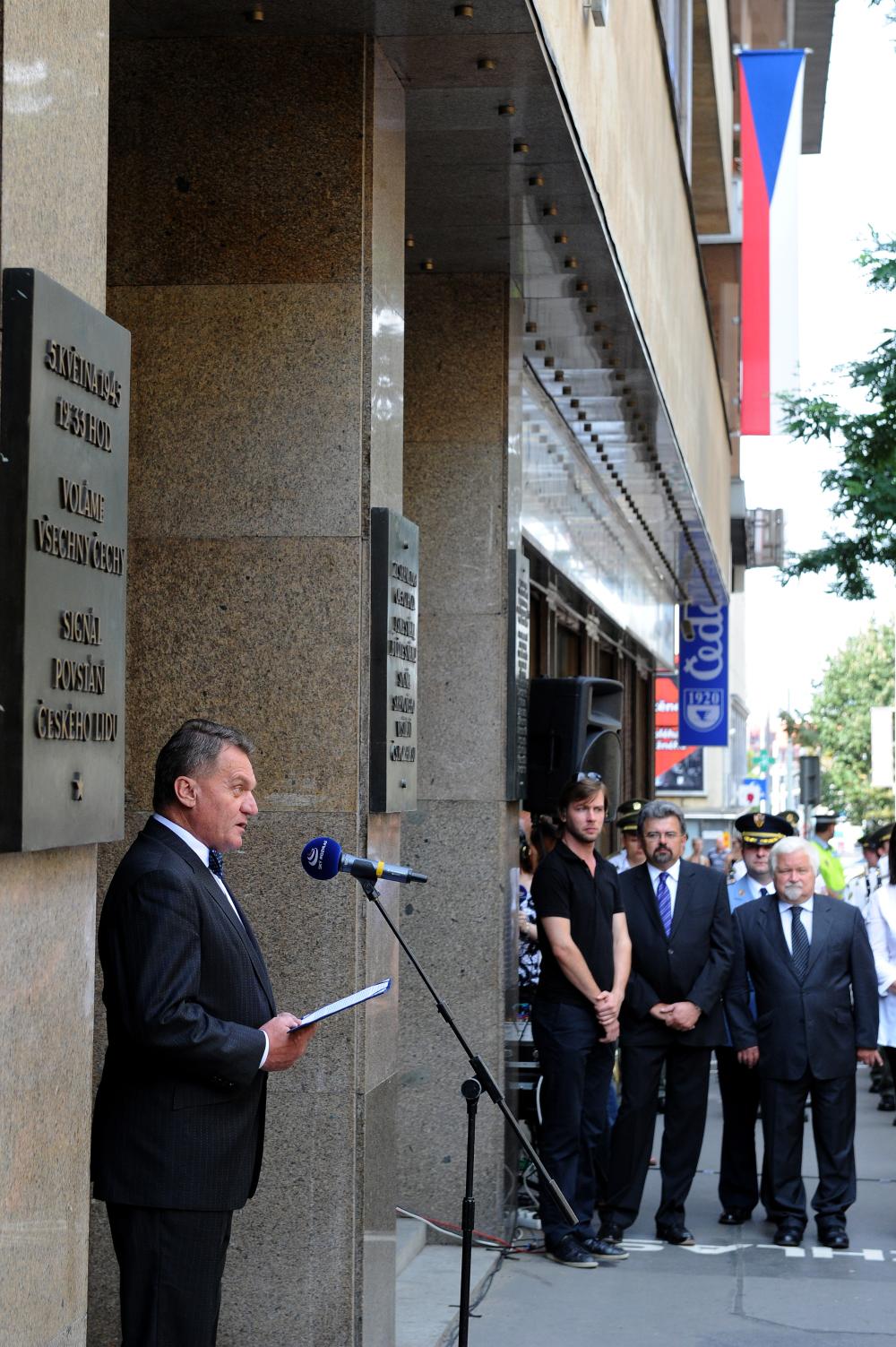 932549_2011-08-21 - Praha si připomněla oběti srpnové okupace u budovy rozhlasu