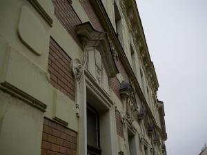 Detail štukové výzdoby nad okny2