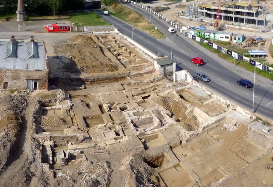 Plocha budoucího staveniště v průběhu archeologického výzkumu