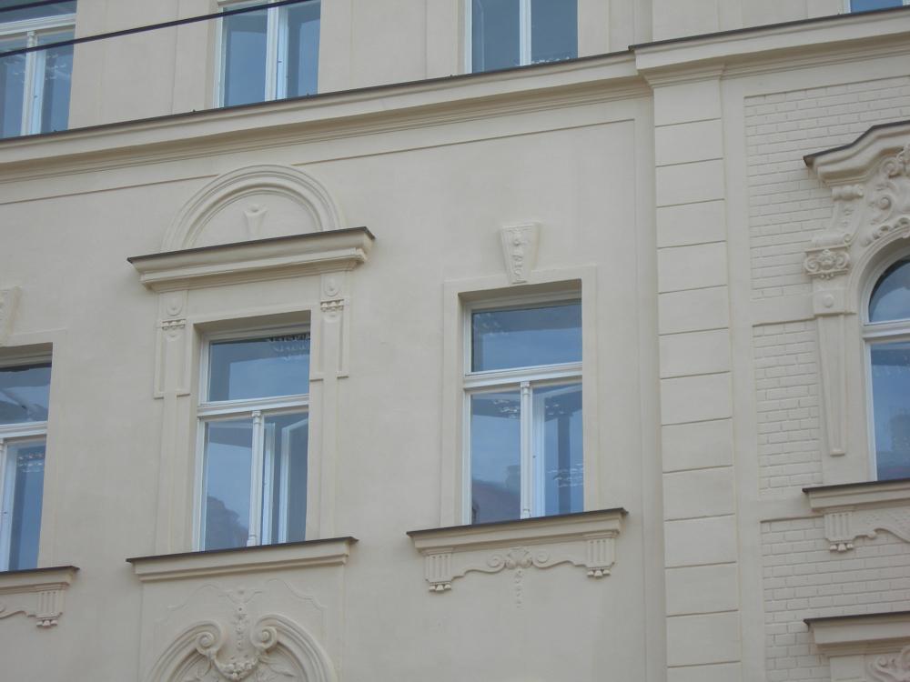 čp. 411 - detail oken a štukové výzdoby