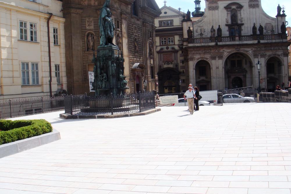 Křížovnické náměstí se sochou Karla IV.