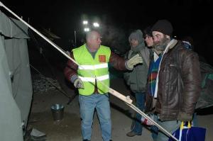 28.1.2006-Zimní krizové středisko Letná - stany se začínají plnit záhy po otevření