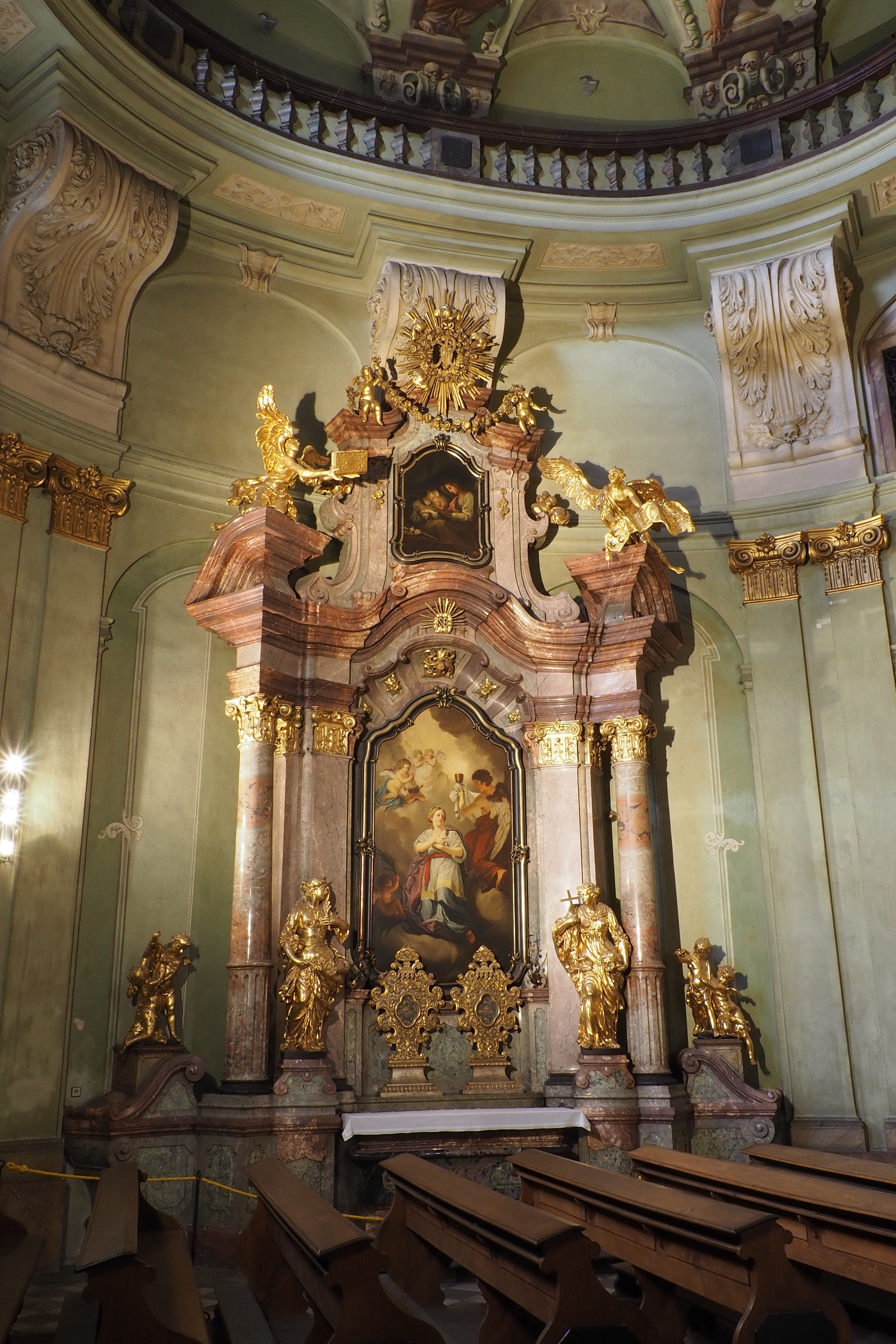 Boční oltář sv. Barbory v kostele sv. Mikuláše