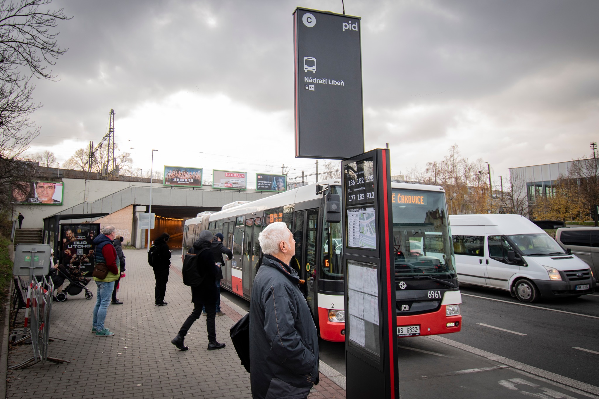 Nový elektronický označník na zastávce Nádraží Libeň