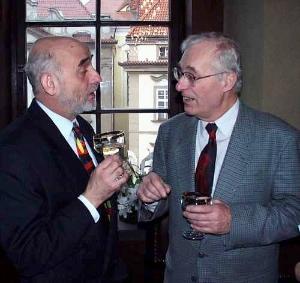 Foto - Rektor AVU Jiří Kotalík s bratrem Jany Rybářové, Ivo Rybářem.