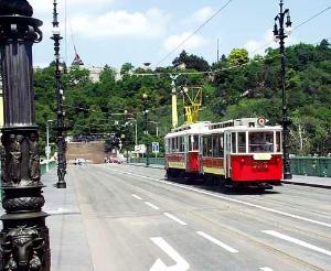 FOTO - Tramvaje jezdí přes most Svatopluka Čecha od jeho postavení v roce 1908