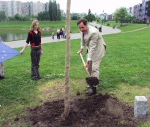 FOTO - Jako první se ujal sázení velvyslanec Ramiro Cibrián (vpravo kámen s označením EU)