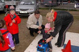 493149_1.6.2006 - radní hl.m. Prahy Jan Štrof přišel dnes odpoledne popřát všem dětem k jejich svátku na Letenskou pláň. Hlavní město zde pořádalo Dětský den, zaměřený na bezpeč