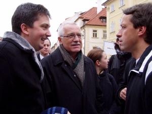 Prezident prof. Václav Klaus, pražský primátor MUDr. Pavel Bém a jeho náměstek JUDr. Petr Hulinský před startem sobotního půlmaratonu 27.3.