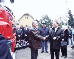 22.2.2006-Cisternovou automobilovou stříkačku převzal starosta MČ Praha - Zličín Jaroslav Veselý