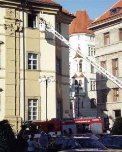 10.10.2006-K &#34;požáru&#34; se hasiči dostali díky vysokému žebříku s plošinou