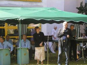 498371_Radní H. Halová při oceňování pracovníků Domovů důchodců (Dobré duše) v DD Bohnice - 5. 9. 2006.