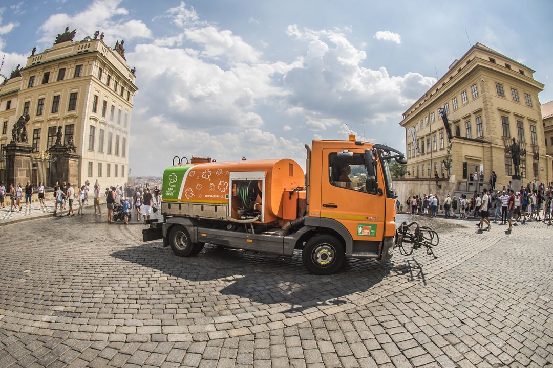 Kropicí vůz Technické správy komunikací hl. m. Prahy