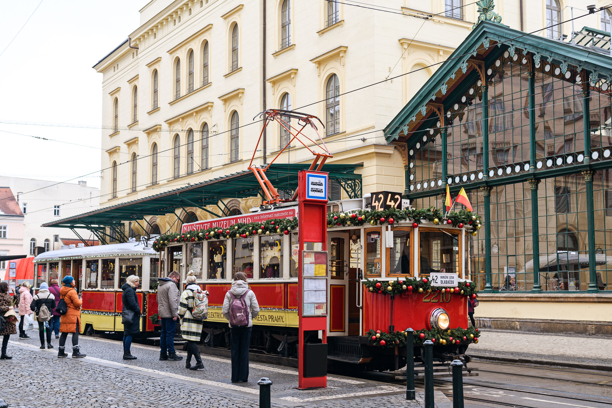 Vánočně vyzdobená historická tramvaj