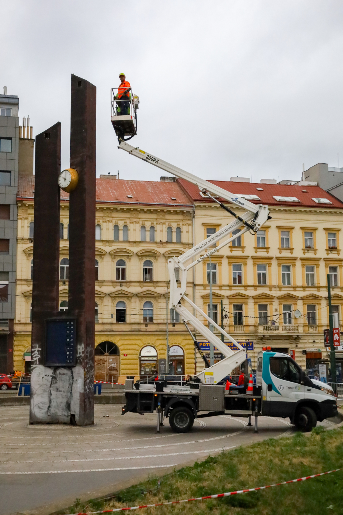 Demontáž hodin na Florenci