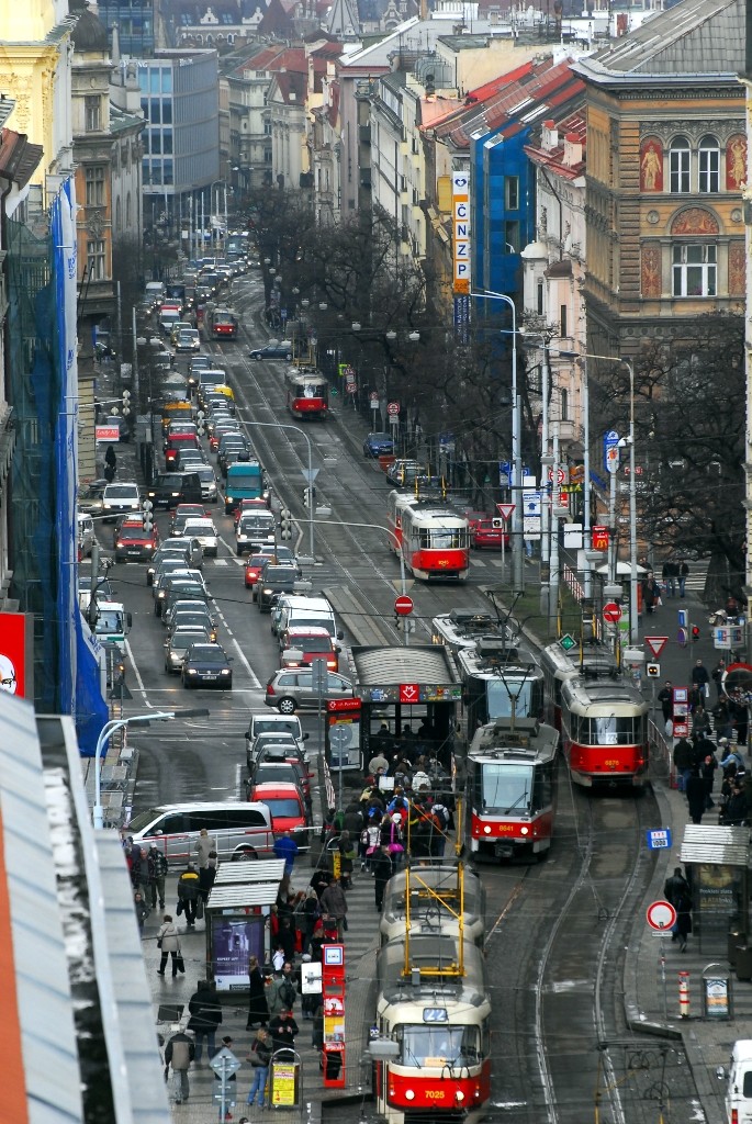 Magistrála ovlivňuje dopravu v celé Praze, na snímku křížení s Ječnou, která je další zatíženou ulicí v Praze.