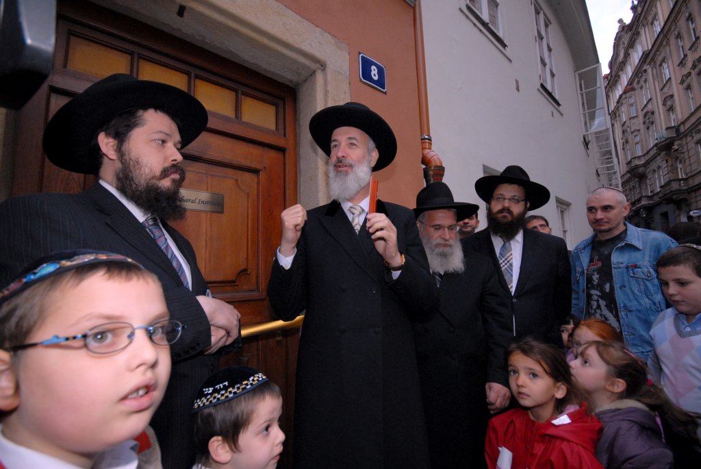 Rabíni Yonna Metzgera uprostřed a Manis Barash (vlevo) při slavnostním otevírání institutu.