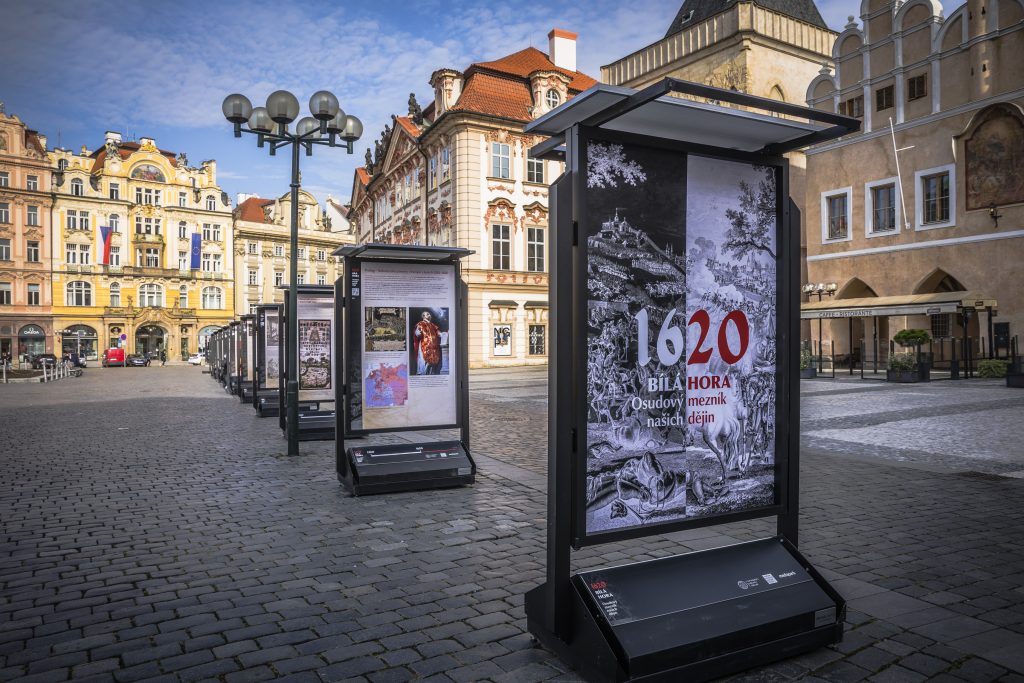 Na Staroměstském náměstí je k vidění výstava ke 400. výročí bitvy na Bílé hoře