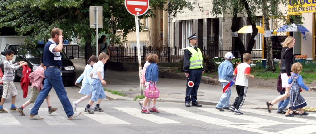 Strážníci na přechodu zajišťují bezpečí dětí.
