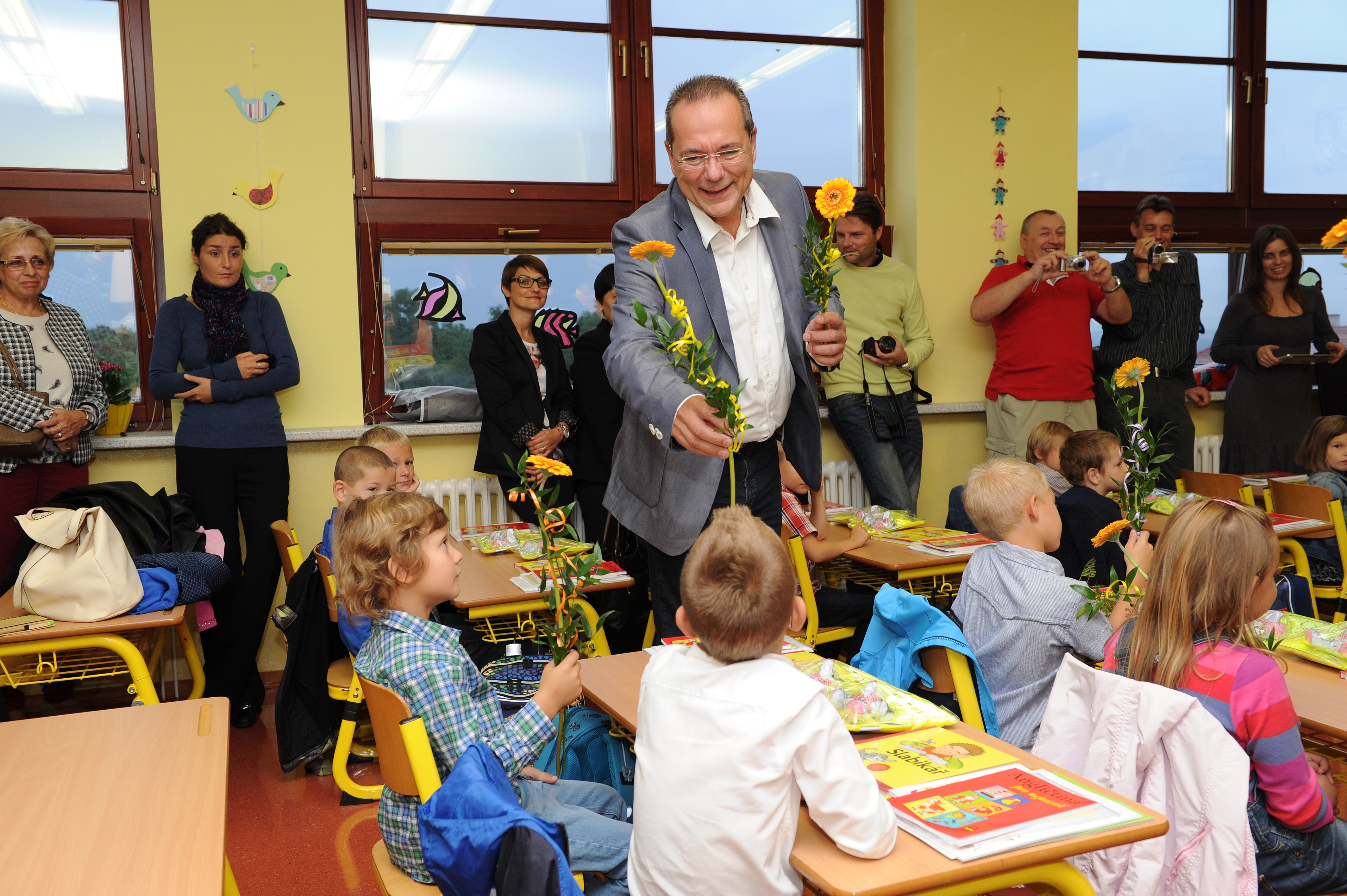 První náměstek primátora hlavního města Prahy Jiří Vávra přivítal v nově zrekonstruované Základní škole Stoliňská v Horních Počernicích nové školáky.