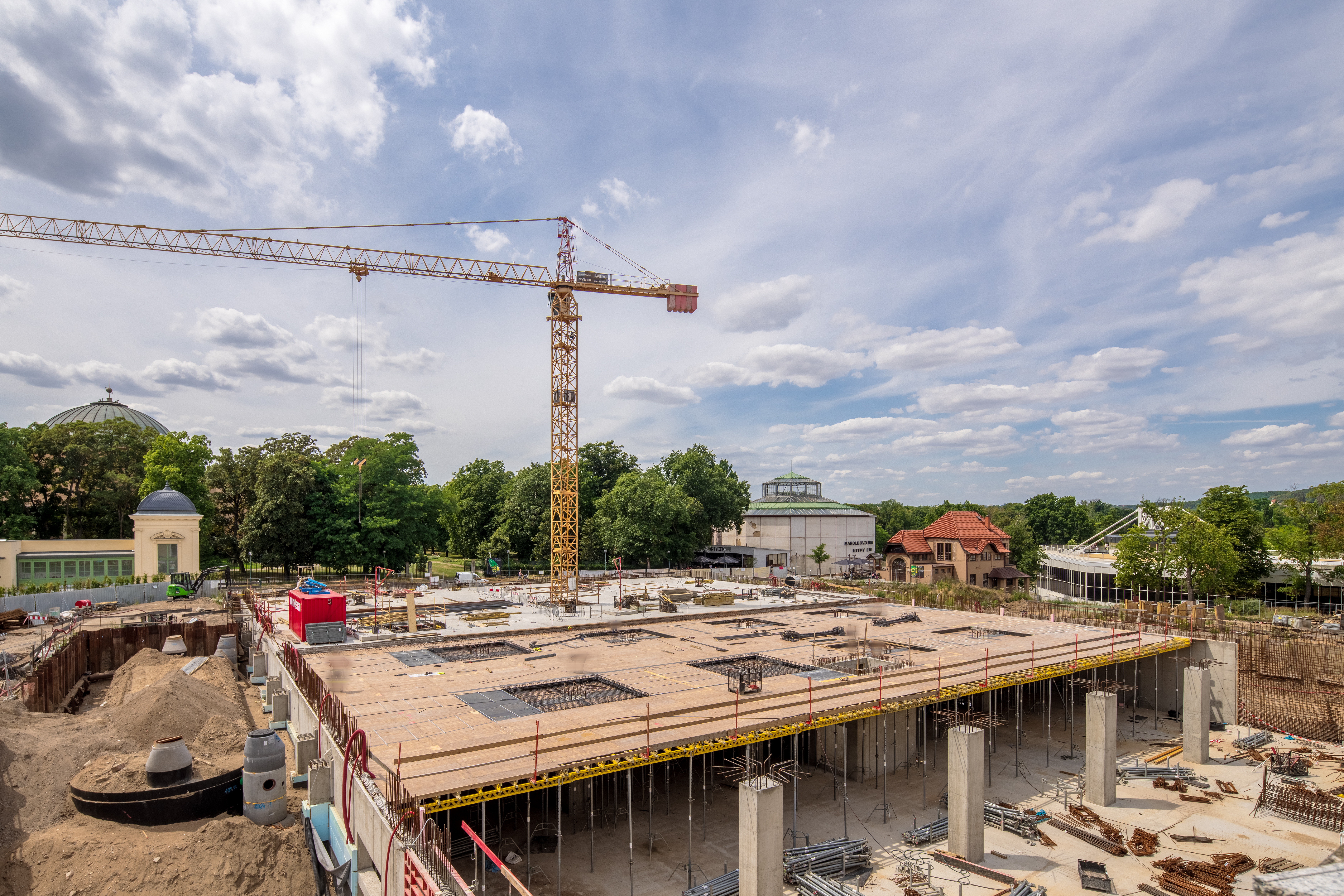 Staveniště levého křídla paláce