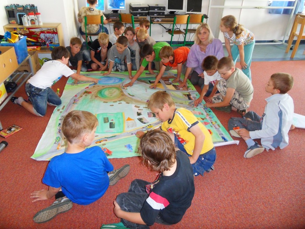 ZŠ Chvaly - děti pracují na mapě nebezpečných míst v okolí školy.jpg