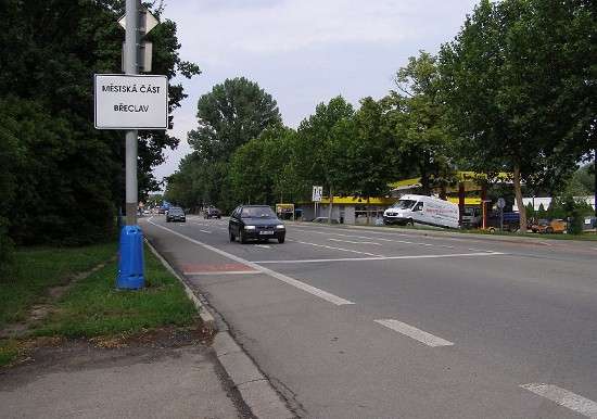 Hlavní silnice I. třídy prochází srdcem Břeclavi. Zde se objevily v roce 1996 první vyhrazené pruhy pro cyklisty. Foto: NaKole.cz